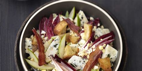 Salade dendives rouges au Bresse Bleu œuf dur et chips de lard