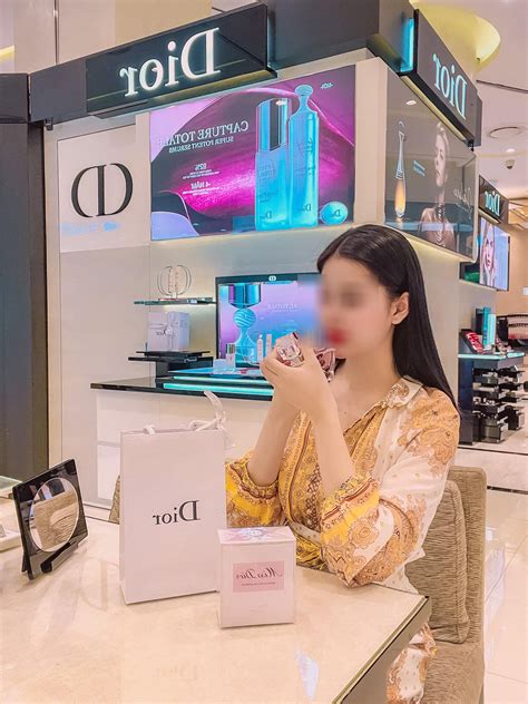 Xôn xao nhóm hot girl tài chính K mặc đồ hiệu check in xe sang nhưng phải đi vay nóng vì