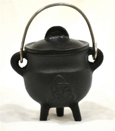 G01 BR83 Triquetra Cast Iron Cauldron W Lid 3H 2 75D