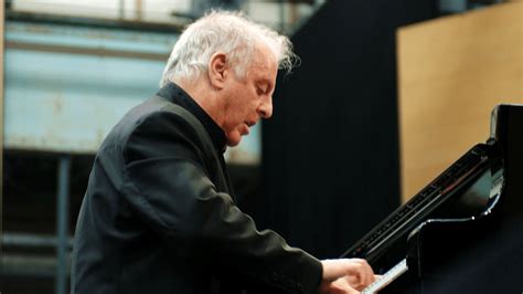 Daniel Barenboim plays and conducts Beethoven's Piano Concerto No. 1