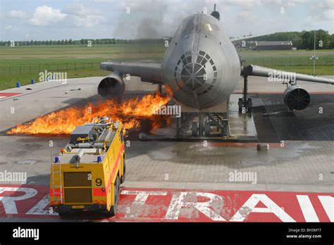 TRAINING DER NIEDERLÄNDISCHEN FEUERWEHR MIT EINEM FLUGZEUG FEUER