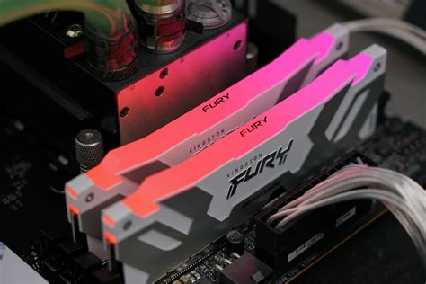 Kingston FURY Renegade RGB DDR5 6400 32GB Kit 白銀妝彩 風格獨具 超上7000頻寬亮眼