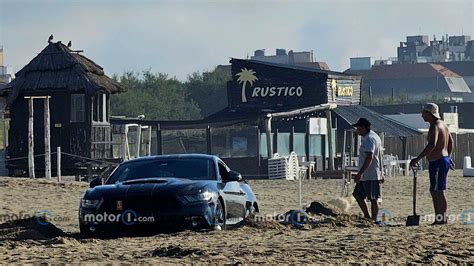 Un Ford Mustang se encajó en la playa de Pinamar