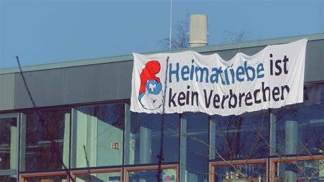 Nach Schlumpf Video In Ribnitz Damgarten Rechtsextreme Hissen Banner