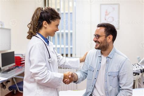 Joven Mujer Médico O Gp En Blanco Médico Uniforme Consultar Masculino Paciente En Privado