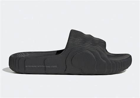 Las Nuevas Chanclas De Adidas Molestan A Kanye West Un Poco