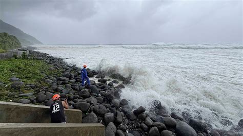 china  evacuate   super typhoon hits philippines