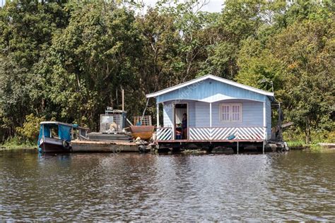 Comunidad Ribere A Y Lanchas R Pidas Cerca De La Ciudad De Manaus En La