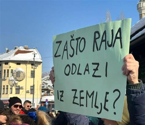 Oslobo Enje Protestna Etnja Mladih U Sarajevu Zbog Smanjenih