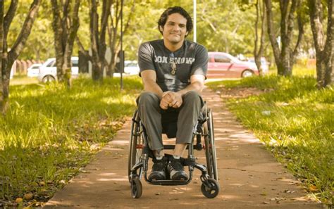 Estudante que ficou paraplégico após ser baleado em assalto pede ajuda