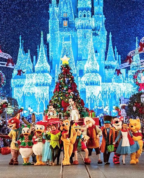 📸🎄 ️🏰 @soarnarounddisney These Christmas Parade pictures are stirring ...