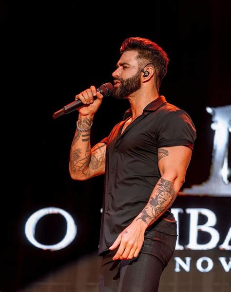 Gusttavo Lima interrompe show e dá bronca em fã fumando maconha Não