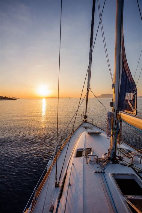 Segelboot Im Meer W Hrend Des Ehrf Rchtigen Sonnenuntergangs Stockfoto