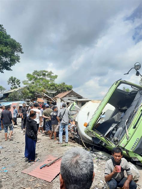 Diduga Alami Rem Blong Truck Tangki Seruduk Dua Buah Warung Dan Mobil