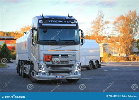 El Camión Del Tanque De Volvo FH Entrega El Combustible En Ciudad