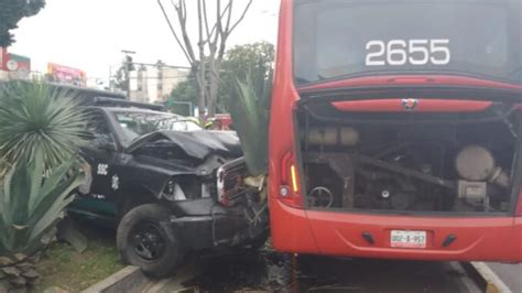 VIDEO Se pasa el alto y patrulla choca contra Metrobús en CDMX deja 3