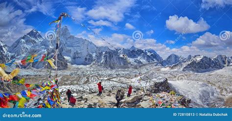 Vista De Monte Everest E De Nuptse As Bandeiras Budistas Da Ora O