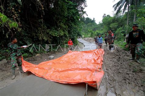 TNI BANGUN JALAN DESA ANTARA Foto