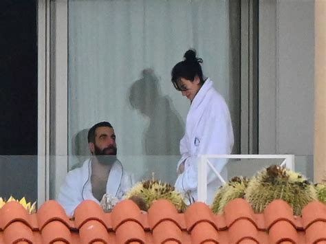 Captan A Dua Lipa Y Su Novio Romanceando En Cannes Masmedio