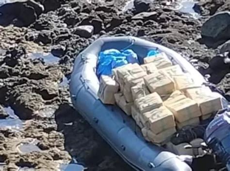 Un pescador encuentra una zódiac con 80 fardos de hachís en la costa de