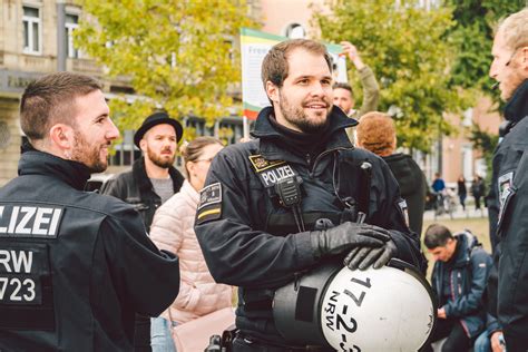 Karriere Bei Der Polizei Gehalt Ausbildung Und Voraussetzungen