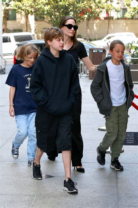 Angelina Jolie Et Ses Quatres Enfants Vivienne Zahara Knox Et Shiloh