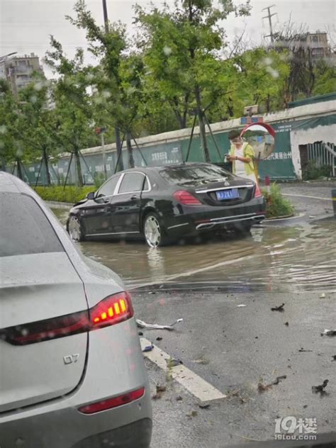 雨天路上开车慢点，台州一迈巴赫趴窝了 讲白搭 台州19楼