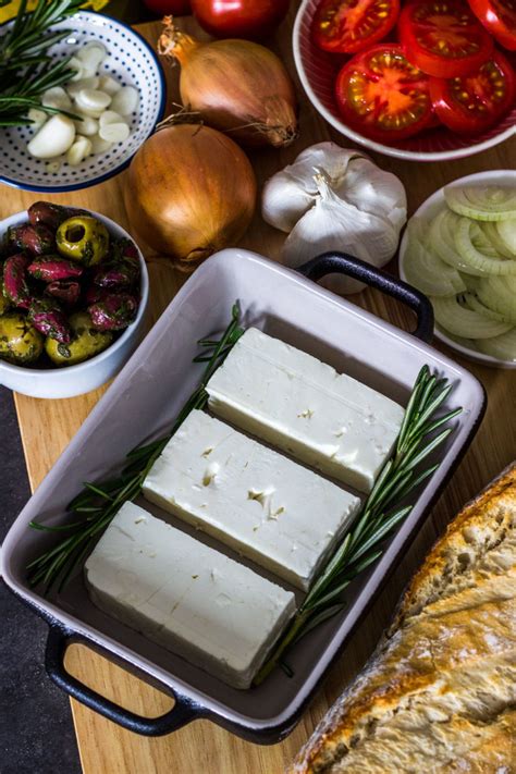 Gebackener Kalorienarmer Feta Mit Tomate Oliven Und Zwiebeln