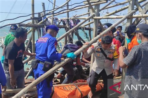 Tim Sar Temukan Jasad Nakhoda Kapal Motor Tenggelam Di Pantai Muara