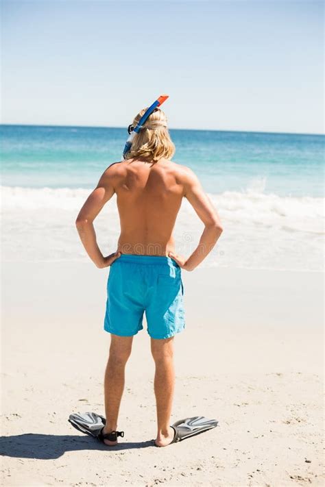 Hombre Que Se Coloca En La Playa Foto De Archivo Imagen De Escoria