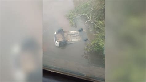 A Gazeta Carro Cai De Ponte E Fica Rodas Para Cima Em Rio De