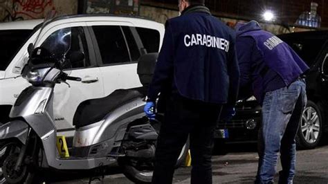 Auto Non Si Ferma Allalt Carabiniere Spara E Ferisce Passanti Il