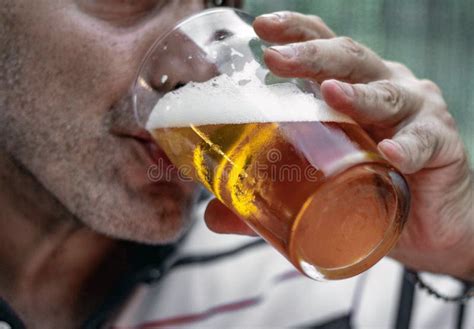 Homem Bebendo Um Copo De Cerveja Gelada Adulto Barba Foto De Stock