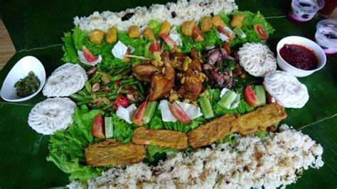 Makan Nasi Liwet Beralaskan Daun Pisang Ala Botram Rugi Kalo Belum