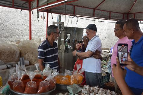 José Ronaldo autoriza reforma do telhado do galpão da feira livre da