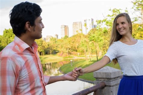 Feliz pareja multiétnica sonriendo mientras miran el uno al otro Foto