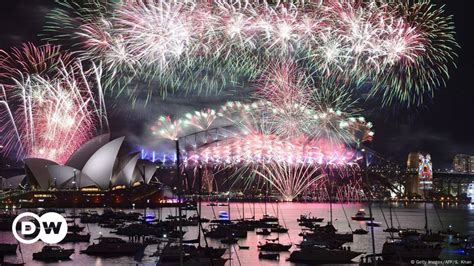 Sydney Harbour Fireworks To Welcome 2016 Dw 12312015