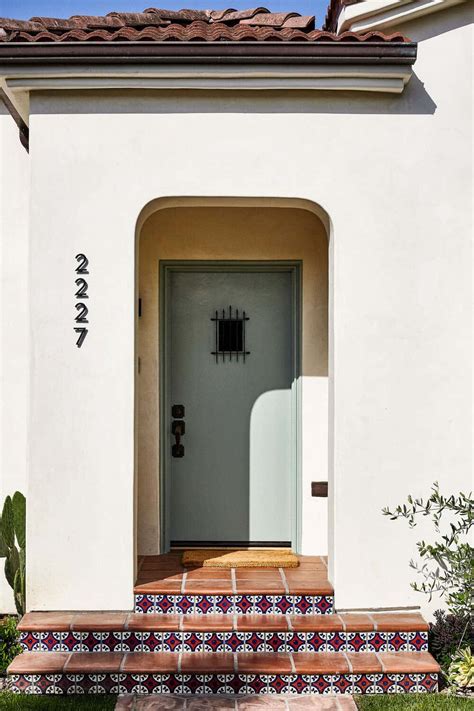 Spanish style bungalow in Venice Beach celebrates tropical modernism