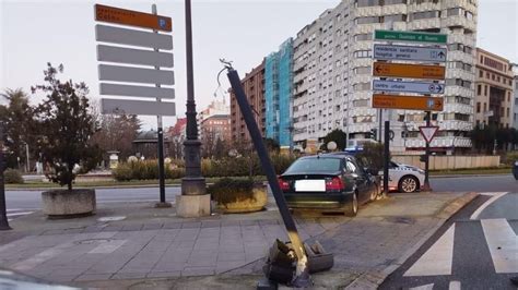 Un Conductor Ebrio Choca Contra Un Sem Foro En La Glorieta De Guzm N De