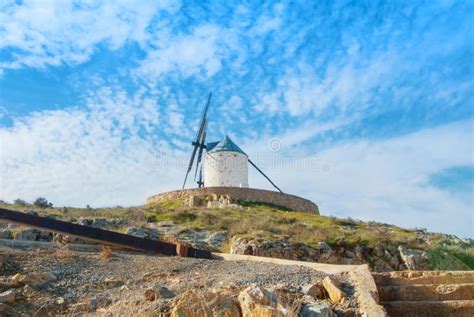 Molino De Viento Tradicional Blanco Viejo En La Colina Cerca De