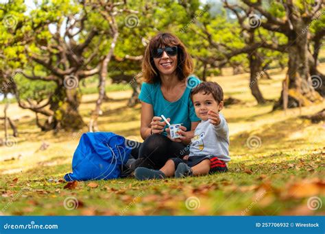 Madre Joven Alimentando A Su Hijo Yogur En Un Hermoso Bosque En Madeira