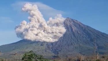 Waspada Gunung Semeru Muntahkan Awan Panas Sejauh Km