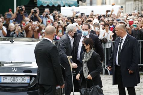 Photo Alain Delon avec Hiromi au premier plan Obsèques de Jean Paul