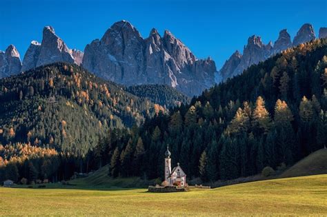 Ver En La Peque A Iglesia De San Juan En Ranui Y Las Monta As Dolomitas