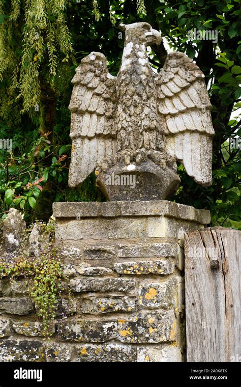 Stone Eagle Statue Hi Res Stock Photography And Images Alamy