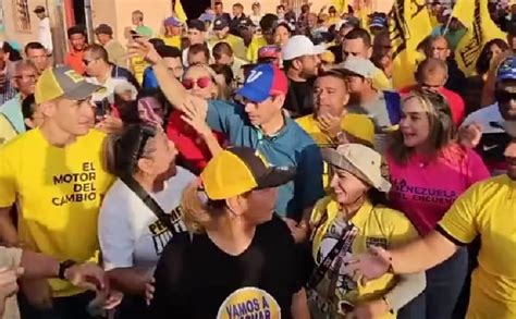 Capriles continúa su campaña electoral con un casa por casa en Falcón