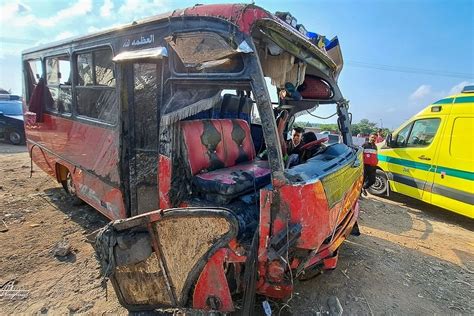 Acidente de ônibus deixa ao menos 19 mortos no Egito Notícias R7