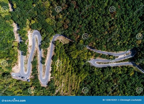 Serpentina Da Estrada De Enrolamento De Uma Passagem De Montanha Alta