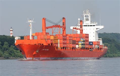 Rotes Frachtschiff Mit Ladebaeumen Cap Palmas Bilder Von