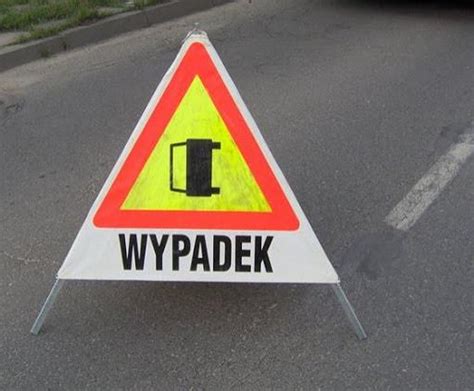 Wypadek Na A Samoch D Uderzy W Bariery